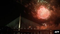 Most na Adi preko Save uBeogradu je svečano otvoren u ponoć paljenjem dekorativnog osvetljenja i novogodišnjim vatrometom.