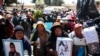 Residentes cargan ataúdes y fotos de los muertos durante un cortejo fúnebre de manifestantes asesinados durante enfrentamientos con la policía en Juliaca, Perú, el miércoles 11 de enero de 2023. 