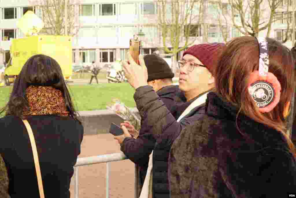 Daw Aung San Suu Kyi&#39;s supporters at ICJ