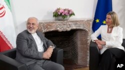 La jefa de política exterior de la Unión Europea, Federica Mogherini, a la derecha, se reúne con el ministro de Asuntos Exteriores iraní, Javad Zarif, antes de una reunión de la E-3 e Irán en el edificio Europa en Bruselas el martes 15 de mayo de 2018.