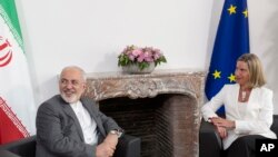 Komiseri w’Ubumwe bwa Bulaya ajejwe imigenderanire n’amakungu, Federica Mogherini, uburyo, arikumwe n'umushikiranganji wa Irani ajejwe, Javad Zarif