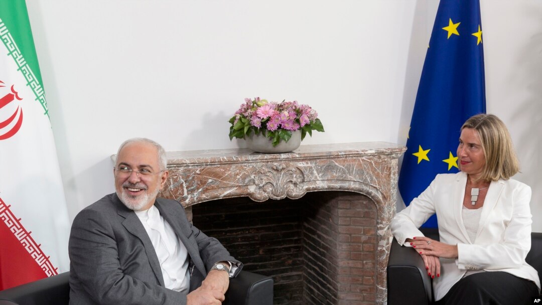 Kepala Kebijakan Luar Negeri Uni Eropa Federica Mogherini (kanan) bertemu dengan Menteri Luar Negeri Iran Javad Zarif sebelum pertemuan E-3 dan Iran di gedung Europa, Brussels, 15 Mei 2018.