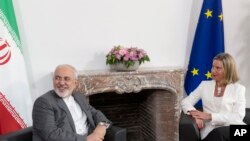 Kepala Kebijakan Luar Negeri Uni Eropa Federica Mogherini (kanan) bertemu dengan Menteri Luar Negeri Iran Javad Zarif sebelum pertemuan E-3 dan Iran di gedung Europa, Brussels, 15 Mei 2018.