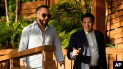 El secretario de Estado de EEUU, Marco Rubio, conversa con el presidente de El Salvador, Nayib Bukele, en la residencia de este último en el Lago Coatepeque, en El Salvador, el 3 de febrero de 2025.