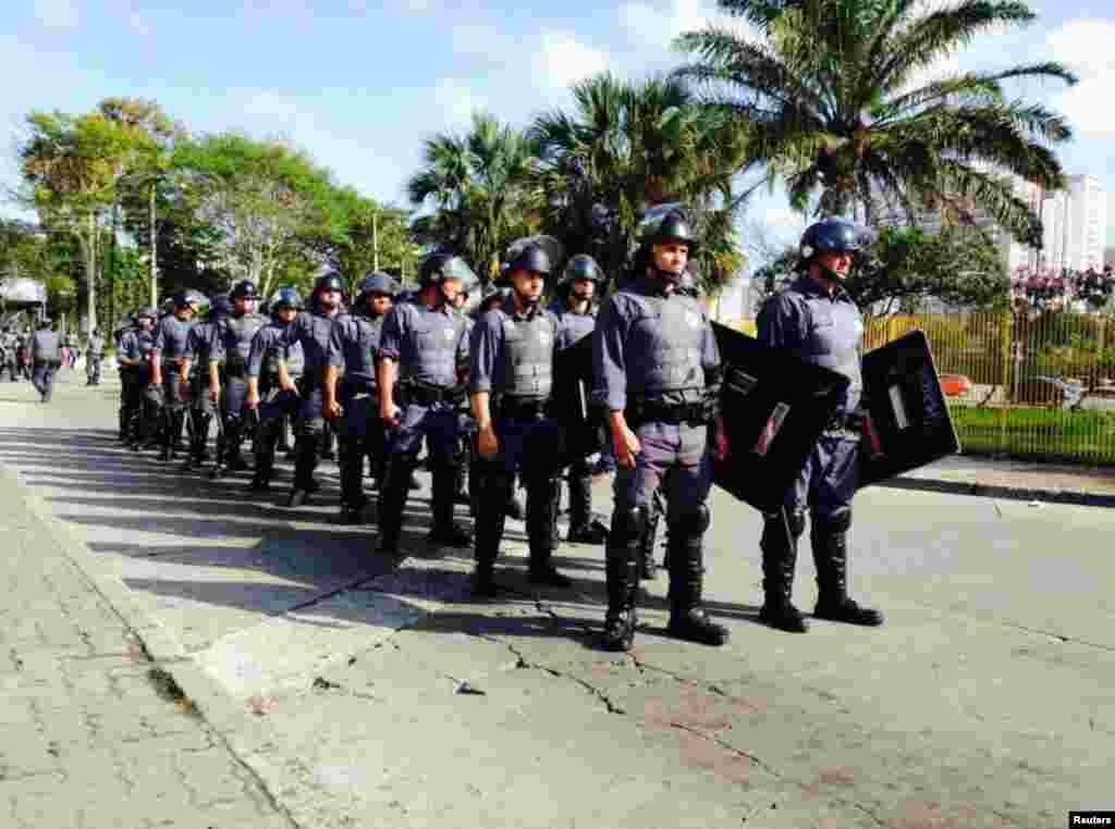 São Paulo sob tensão em abertura do Mundial 2014. Agentes de força de choque prontos para agir nas ruas de São Paulo, Brasil, Junho 12, 2014