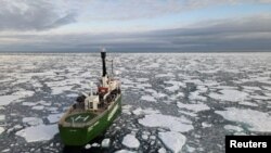 Un barco de Greenpeace navega entre placas de hielo del Océano Ártico, en una imagen del 15 de septiembre de 2020.