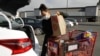 Seorang pekerja "Instacart" memuat bahan makanan ke dalam mobilnya di AS (foto: dok). Layanan Instacart mulai memudar seiring dengan situasi pandemi yang terus membaik.