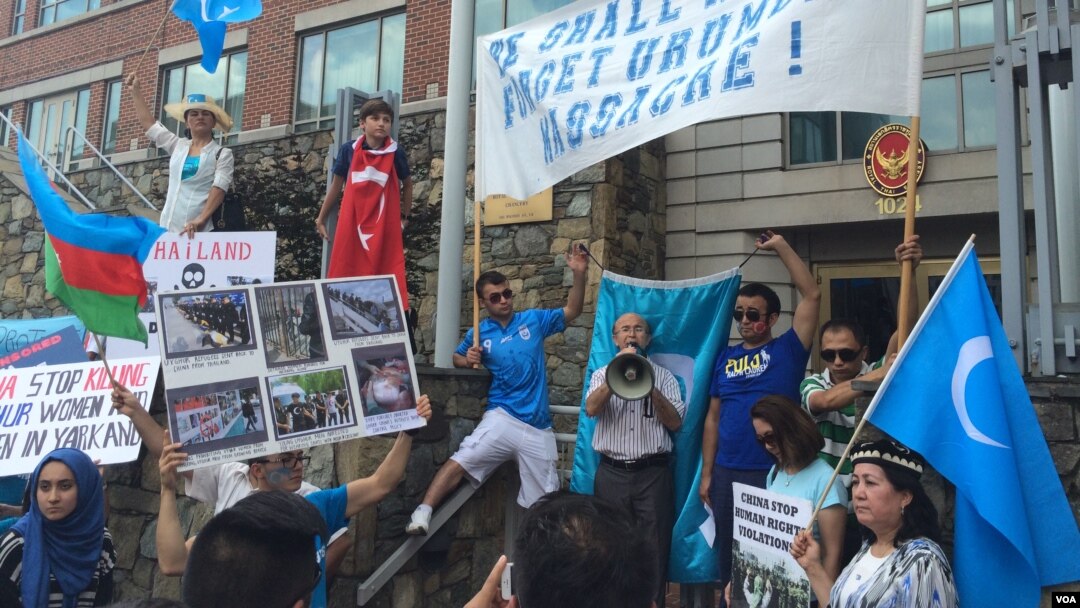 Masyarakat muslim Uighur di AS melakukan unjuk rasa Washington DC memrotes keputusan Thailand mendeportasi 109 muslim Uighur ke China (foto: dok).