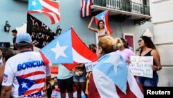 Para demonstran menuntut mundurnya Gubernur Puerto Rico Ricardo Rosselló dalam aksi hari ke-4, Selasa (16/7). 