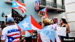 En San Juan, capital de la isla, miles de manifestantes también marcharon este lunes a la residencia del gobernador por tercer día para exigir su renuncia de Ricardo Rosselló.