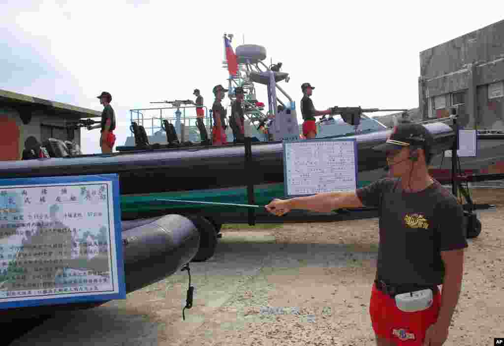 台湾陆军101两栖侦察营的官兵和橡皮艇、成功艇和海龙艇