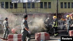 Polisi Afghanistan memeriksa lokasi ledakan di kota Jalalabad, Afghanistan, 1 Juli 2018. 