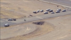 Sejumlah kendaraan pihak berwenang berada di lokasi tabrakan pesawat di Bandara Regional Marana, Arizona, pada 19 Februari 2025. (Foto: KNXV via AP)