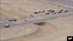 Sejumlah kendaraan pihak berwenang berada di lokasi tabrakan pesawat di Bandara Regional Marana, Arizona, pada 19 Februari 2025. (Foto: KNXV via AP)