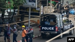 မြန်မာ သတင်းသမားတဦးအား လုံခြုံရေးတပ်ဖွဲ့ဝင်တို့ဖမ်းဆီးစဉ် (ဓာတ်ပုံ-AFP) 