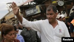 El presidente ecuatoriano, Rafale Correa, presentó cinco medidas económicas tras el mortal terremoto.