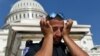 Un oficial de policía de Capitol Hill se limpia el sudor en el lado oeste del capitolio, en Washington, D.C., el 20 de julio de 2019.