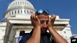 Un oficial de policía de Capitol Hill se limpia el sudor en el lado oeste del capitolio, en Washington, D.C., el 20 de julio de 2019.