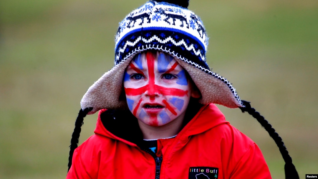 Un niño con la cara pintada con los colores británicos participa en un desfile previo al referendum que se realiza este lunes en las islas Malvinas o Falklands.