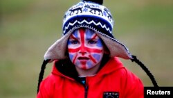 Un niño con la cara pintada con los colores británicos participa en un desfile previo al referendum que se realiza este lunes en las islas Malvinas o Falklands.