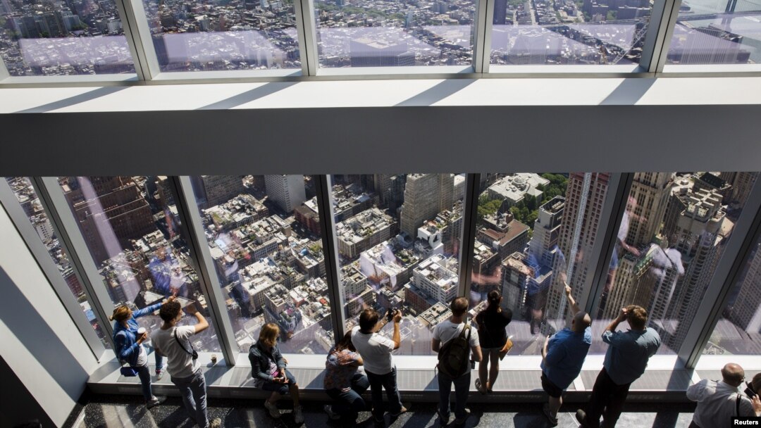 Para pengunjung Observatorium One World Trade Center yang baru dibuka di New York (29/5). (Reuters/Lucas Jackson)