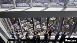 Para pengunjung Observatorium One World Trade Center yang baru dibuka di New York (29/5). (Reuters/Lucas Jackson)