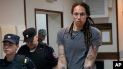 ARCHIVO - La basquetbolista estadounidense, doble campeona olímpica Brittney Griner, sale entre guardias de una audiencia judicial en Khimki, afueras de Moscú, 4 de agosto de 2022. (AP Foto/Alexander Zemlianichenko)