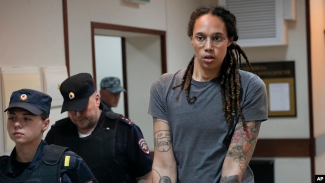 ARCHIVO - La basquetbolista estadounidense, doble campeona olímpica Brittney Griner, sale entre guardias de una audiencia judicial en Khimki, afueras de Moscú, 4 de agosto de 2022. (AP Foto/Alexander Zemlianichenko)