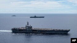 Hai tàu sân bay Mỹ USS Ronald Reagan (trước) và USS Nimitz (sau) đi cùng nhau ở Biển Đông hồi tháng 7/2020 (ảnh tư liệu).