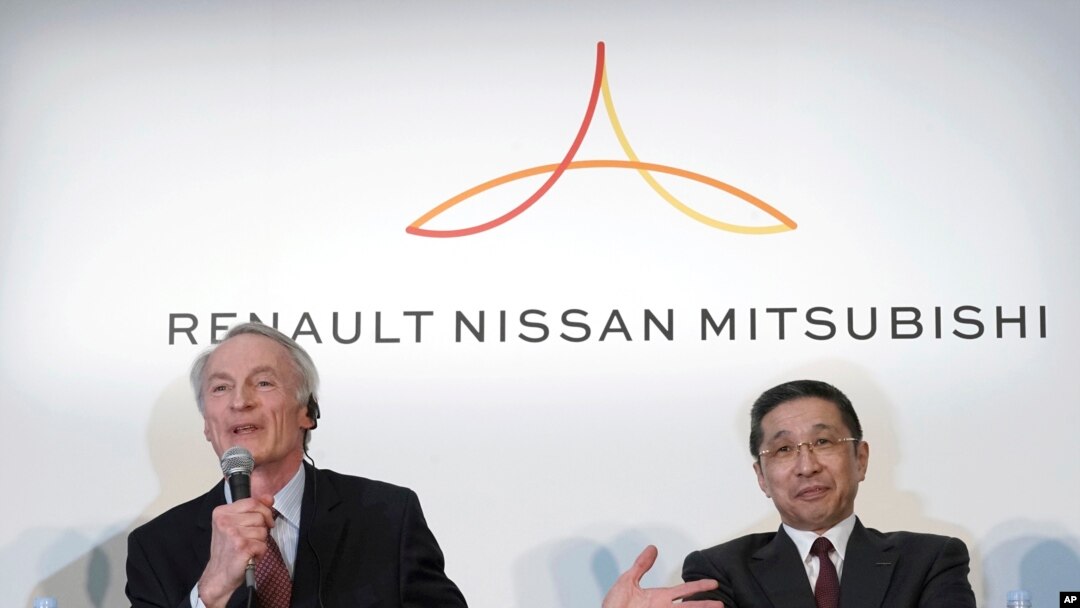 Pemimpin perusahaan Renault, Jean-Dominique Senard (kiri) bersama CEO Nissan Hiroto Saikawa dalam konferensi pers di kantor pusat Nissan di Yokohama, 12 Maret 2019. (Foto: dok). 