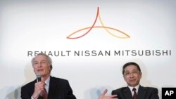 Pemimpin perusahaan Renault, Jean-Dominique Senard (kiri) bersama CEO Nissan Hiroto Saikawa dalam konferensi pers di kantor pusat Nissan di Yokohama, 12 Maret 2019. (Foto: dok). 