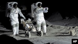 Los astronautas Thomas Pesquet, de Francia, y Matthias Maurer, de Alemania, entrenan para futuras misiones lunares en la instalación LUNA, en el Centro Europeo de Astronautas, en Colonia, Alemania, el miércoles 25 de septiembre de 2024.