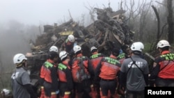 台灣救援人員在搜救軍方一架美製黑鷹直升機在東北部烏來山區失事後的遇難者。（2019年1月2日）