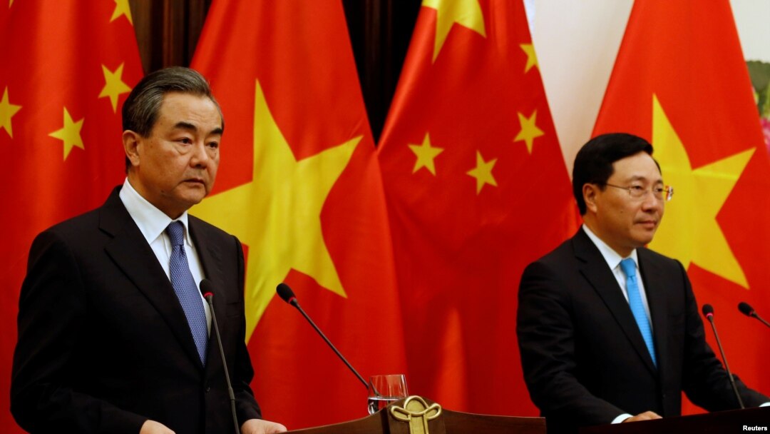 中国外长王毅与越南副总理兼外交部长范平明在河内会谈后举行新闻发布会。（2018年4月1日）