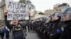 Un jubilado sostiene un cartel durante una protesta contra el veto del presidente Javier Milei a un aumento de las pensiones frente al Congreso en Buenos Aires, Argentina, el miércoles 11 de septiembre de 2024.