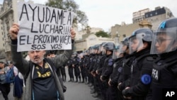 Un jubilado sostiene un cartel durante una protesta contra el veto del presidente Javier Milei a un aumento de las pensiones frente al Congreso en Buenos Aires, Argentina, el miércoles 11 de septiembre de 2024.