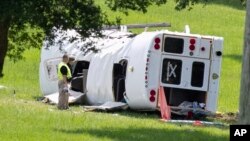 Las autoridades trabajan en la escena de un accidente mortal después de que un autobús que transportaba trabajadores agrícolas chocara con una camioneta en State Road 40 el martes 14 de mayo de 2024, cerca de Dunnellon, Florida.