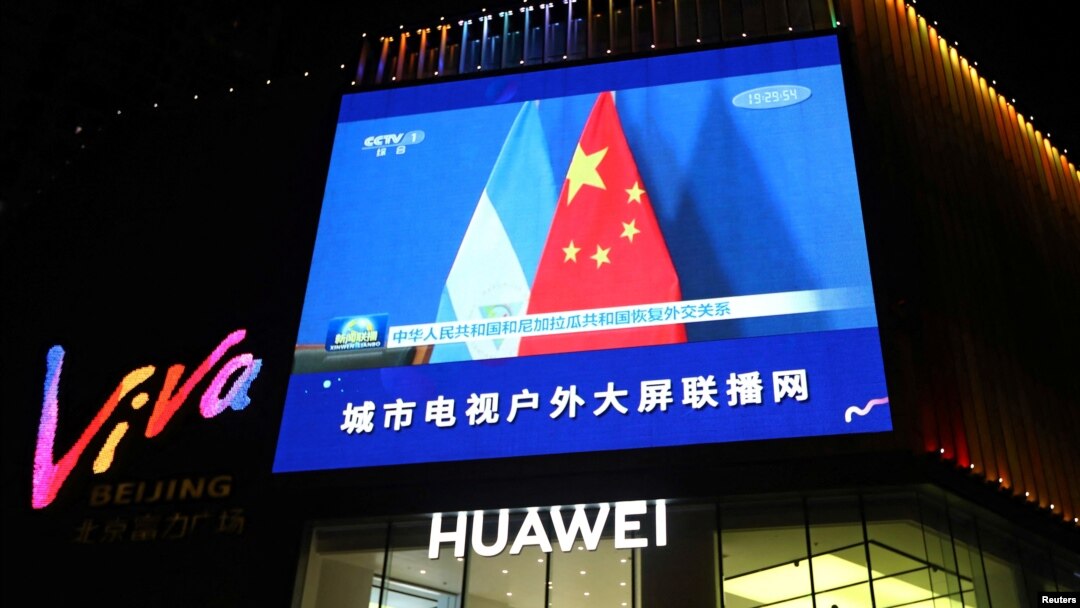Sebuah layar lebar di Beijing, China, menayangkan sekilas berita terkait hubungan diplomatik China dan Nikaragua,10 Desember 2021. (REUTERS/Tingshu Wang)