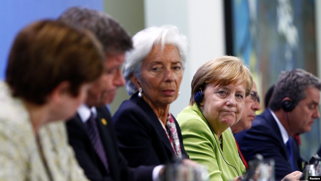 Christine Lagarde, Managing Director of the International Monetary Fund (IMF), and German Chancellor Angela Merkel attend a news conference after a meeting in the chancellery in Berlin, Germany, June 11, 2018. 