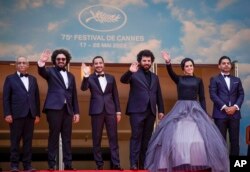 Para aktor pemeran film Iran, Leila's Brothers, berfoto bersama di Festival Film Cannes ke-75 di Cannes, Prancis selatan, 25 Mei 2022. (Foto: Daniel Cole/AP Photo_