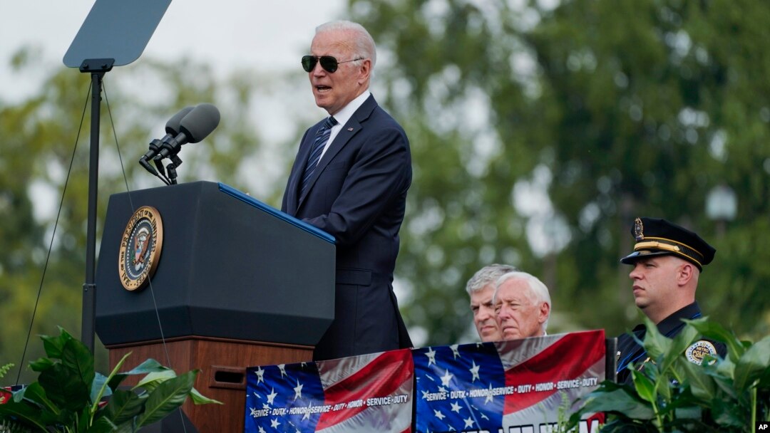 Presiden Joe Biden berbicara dalam upacara penghormatan petugas penegak hukum yang gugur di US Capitol di Washington, Sabtu, 16 Oktober 2021. (Foto: AP/Manuel Balce Ceneta)