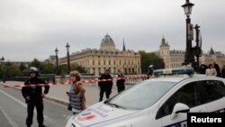 Polisi memperketat penjagaan di sekitar Markas Besar Kepolisian Perancis di Paris, 3 Oktober 2019. 