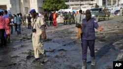 Pasukan keamanan Somalia mengamankan lokasi pasca terjadinya ledakan bom mobil di Mogadishu, hari Minggu (25/3). 