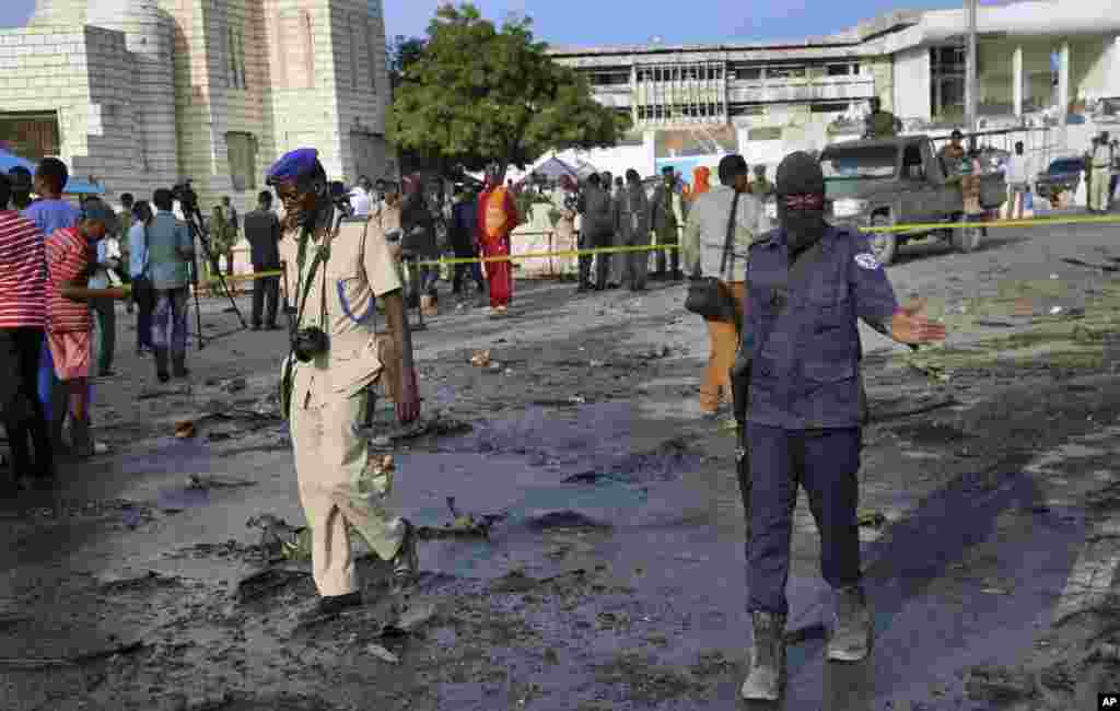 Les forces de sécurité se rendent sur les lieux après l&#39;explosion d&#39;une voiture piégée près du Parlement, à Mogadiscio, en Somalie, le 25 mars 2018.