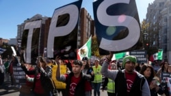 (ARCHIVO) Inmigrantes marchan hacia la Casa Blanca pidiendo permisos de trabajo para los programas de Acción Diferida para los Llegados en la Infancia (DACA) y Estatus de Protección Temporal (TPS), en Washington, el martes 14 de noviembre de 2023.