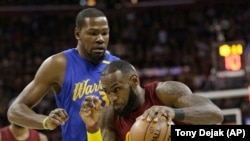 Kevin Durant (à gauche) et LeBron James, le 25 décembre 2016. (AP Photo/Tony Dejak, File)