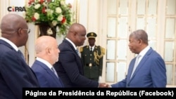 João Lourenço, Presidente de Angola, saúda Manuel Homem, ministro do Interior, Luanda, 4 novembro 2024