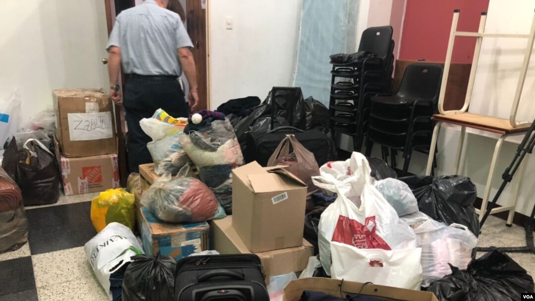 Ropa y otros productos de primera necesidad para los afectados por las lluvias en el estado Mérida llegan a un centro de acopio en Caracas, el 26 de agosto de 2021. [Foto: VOA/Álvaro Algarra]