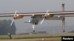 Pesawat bertenaga surya, Solar Impulse lepas landas dari bandara Payerne (24/5). 