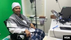 Ustaz Fahmi Zubir menyampaikan materi Kajian Subuh dari studio di Masjid Imaam Center (foto: Karlina/VOA).